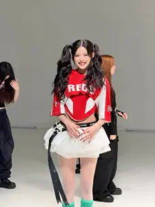 มาเบล สุชาดา เสื้อสีแดงกับกระโปรงสีขาว