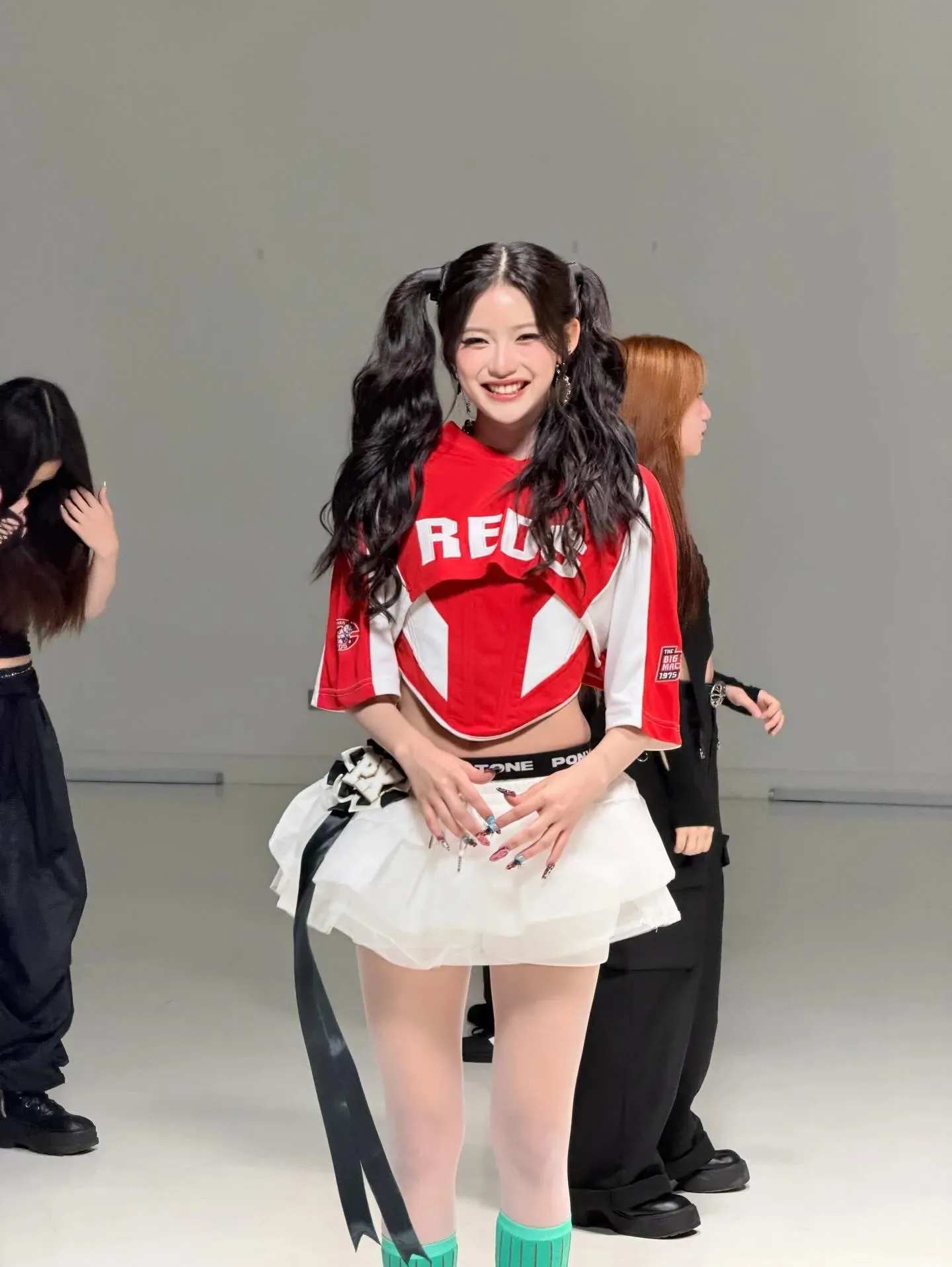 มาเบล สุชาดา เสื้อสีแดงกับกระโปรงสีขาว