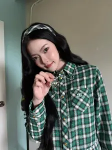 มาเบล สุชาดา เสื้อลายตารางสีเขียว