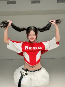 มาเบล สุชาดา เสื้อสีแดงกับกระโปรงสีขาว