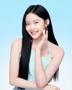 มาเบล สุชาดา ชุดสีฟ้าหน้าฉากสีอ่อน