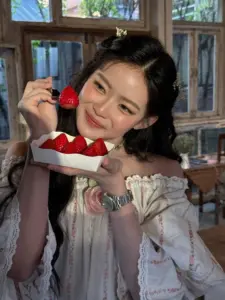 มาเบล สุชาดา ชุดสีอ่อนขณะถือเค้ก