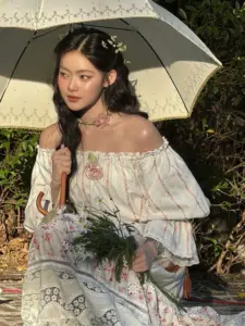 มาเบล สุชาดา เดรสสีครีมใต้ร่ม