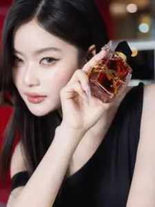 มาเบล สุชาดา ภาพระยะใกล้ขณะถือขวดน้ำหอม