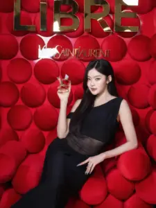 มาเบล สุชาดา ชุดสีดำหน้าฉากสีแดง