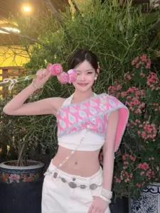 มาเบล สุชาดา เสื้อสีชมพูขณะยืนกลางแจ้ง