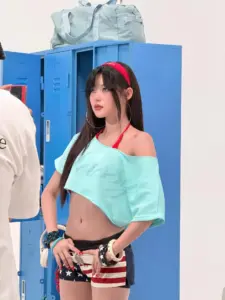 มาเบล สุชาดา เสื้อสีฟ้าหน้าตู้ล็อกเกอร์