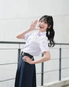 มาเบล สุชาดา เสื้อสีขาวกับกระโปรงสีเข้ม