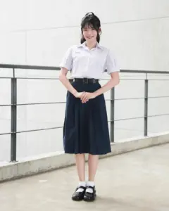 มาเบล สุชาดา ชุดเสื้อสีขาวบนระเบียง