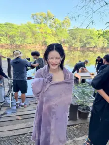 มาเบล สุชาดา ชุดสีม่วงกลางแจ้ง