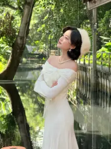 มาเบล สุชาดา เดรสสีขาวใกล้ต้นไม้