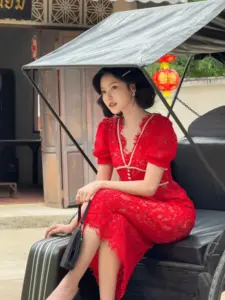 มาเบล สุชาดา เดรสสีแดงขณะนั่ง