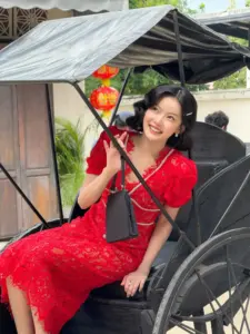 มาเบล สุชาดา เดรสสีแดงข้างที่พัก