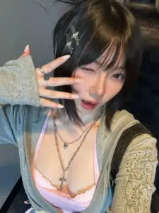 Aryminh เสื้อคลุมสีเทาขณะยกมือ