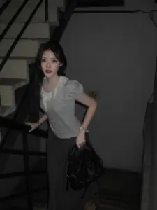 มาเบล สุชาดา เสื้อสีขาวข้างผนัง