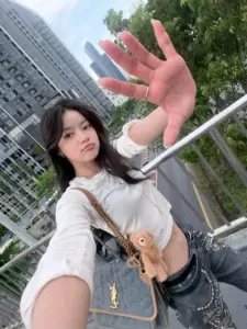 มาเบล สุชาดา เสื้อสีขาวขณะยื่นมือเข้าหากล้อง