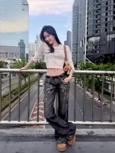 มาเบล สุชาดา เสื้อสีขาวยืนบนสะพาน