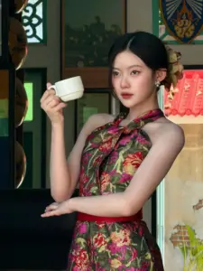 มาเบล สุชาดา ชุดลายพิมพ์ขณะถือถ้วย