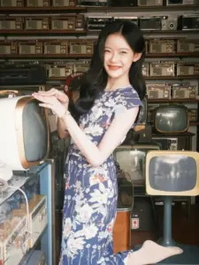 มาเบล สุชาดา เดรสลายดอกในร้าน