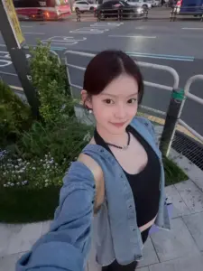 มาเบล สุชาดา เสื้อคลุมสีฟ้าถ่ายภาพกลางแจ้ง