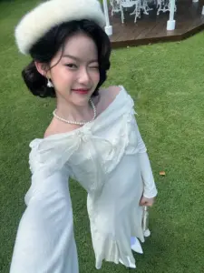 มาเบล สุชาดา ชุดสีอ่อนข้างสนามหญ้า