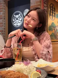 มาเบล สุชาดา เสื้อสีชมพูที่โต๊ะอาหาร