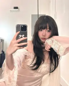 Aryminh ชุดสีชมพูถ่ายภาพหน้ากระจก
