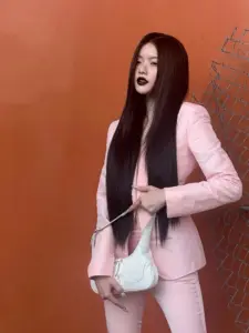 มาเบล สุชาดา ชุดสูทสีชมพู