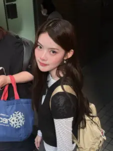 มาเบล สุชาดา ชุดสีดำพร้อมกระเป๋า