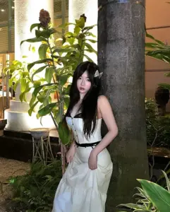 Aryminh เดรสสีขาวข้างต้นไม้