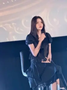 มาเบล สุชาดา ชุดสีดำขณะถือไมโครโฟน