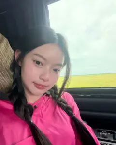 มาเบล สุชาดา เสื้อสีชมพูในรถ