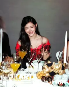 มาเบล สุชาดา ชุดสีแดงที่โต๊ะอาหาร