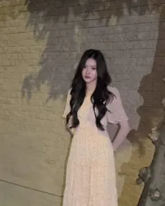 มาเบล สุชาดา เดรสสีอ่อนข้างกำแพง